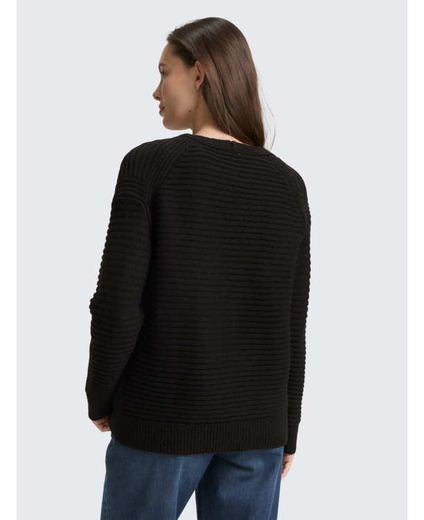 Gebereide trui met V-hals