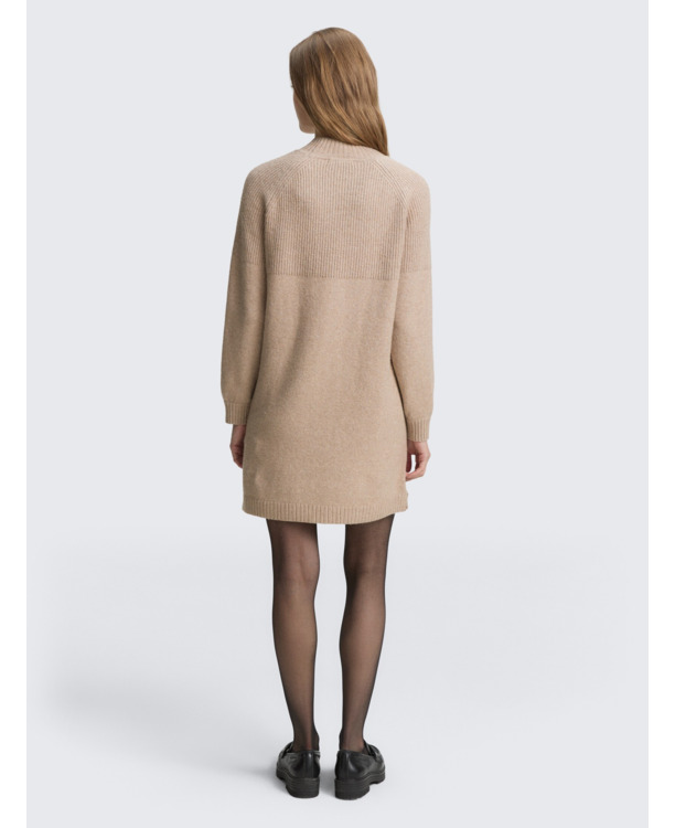 Uitgebreide jurk met opstaande Kraag