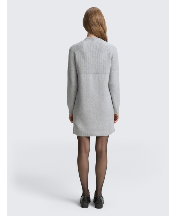 Uitgebreide jurk met opstaande Kraag