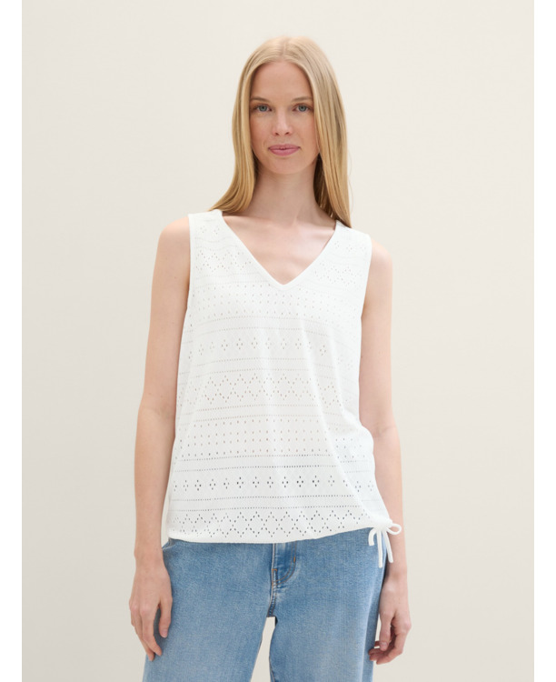 Top met geperforeerd patroon